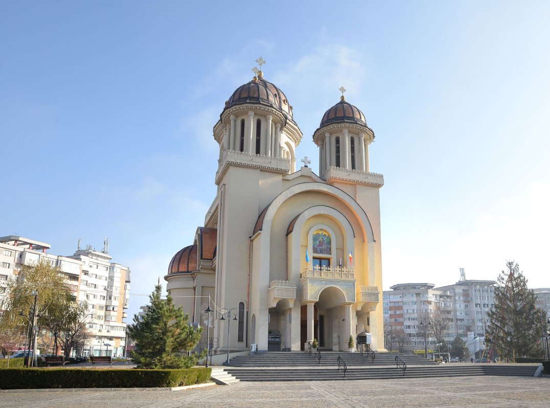 Rădăcinile milei țin Catedrala din Brăila 3678