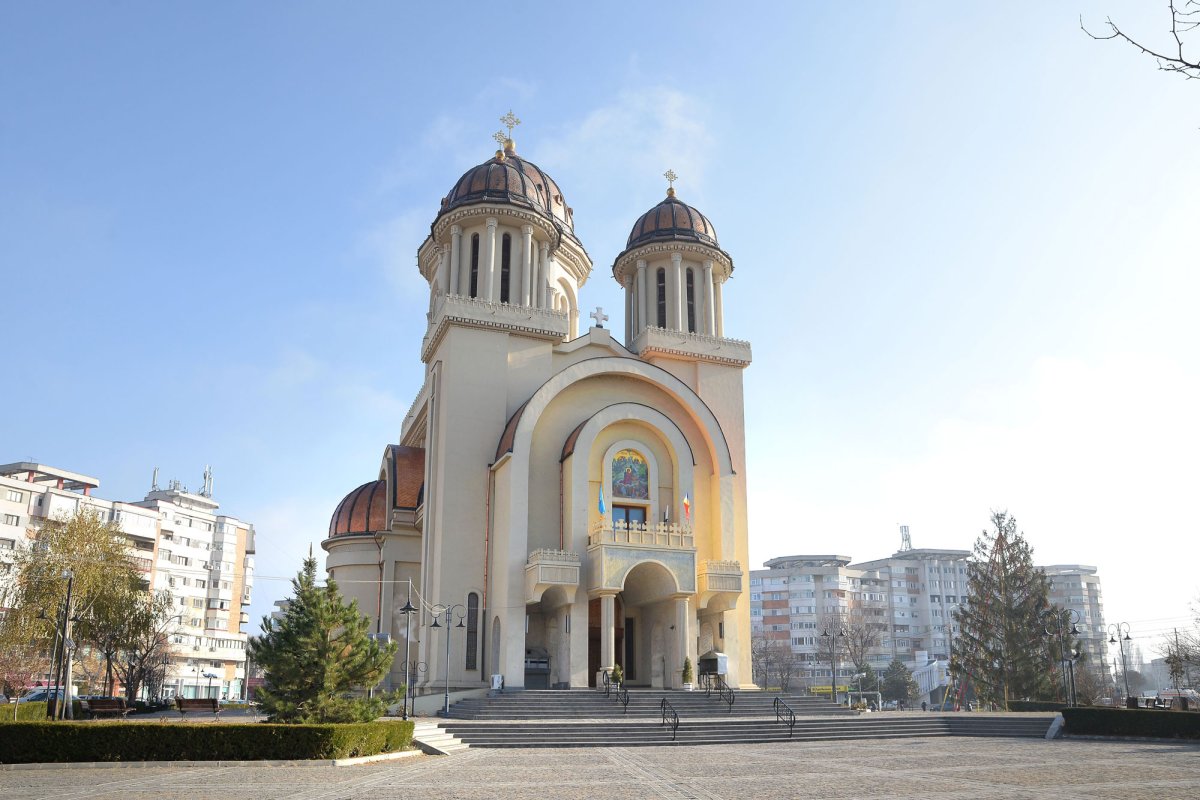 Rădăcinile milei țin Catedrala din Brăila 3685