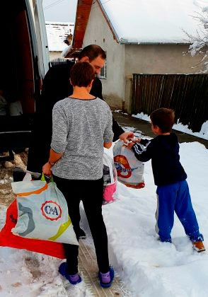 Ajutor pentru familii cu nevoi speciale la Șoroștin, Sibiu 3593