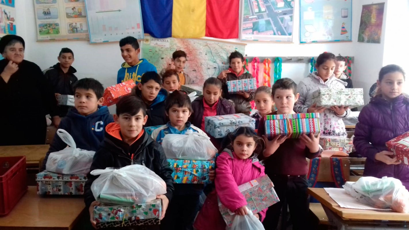 Pachete pentru familii nevoiașe, la Huedin 3592