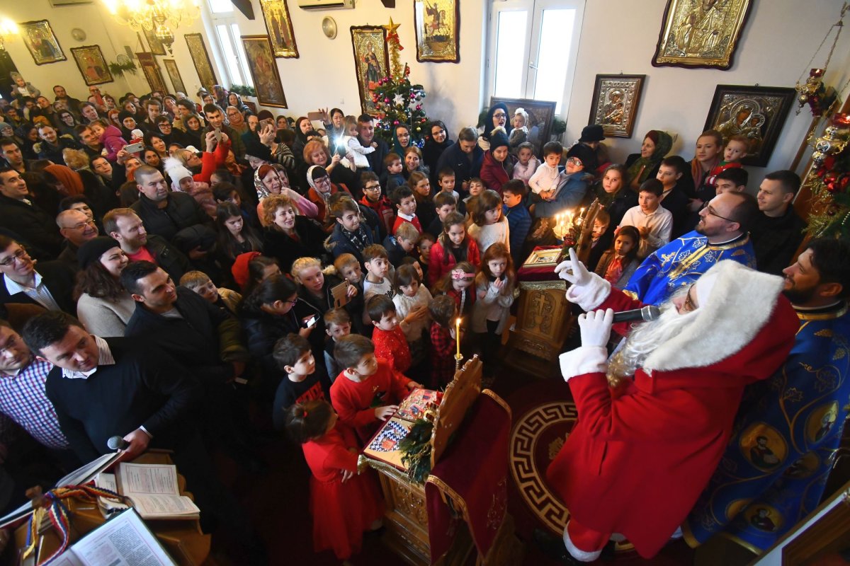 Moş Crăciun a ajuns la copiii care s-au împărtăşit cu Hristos 3523