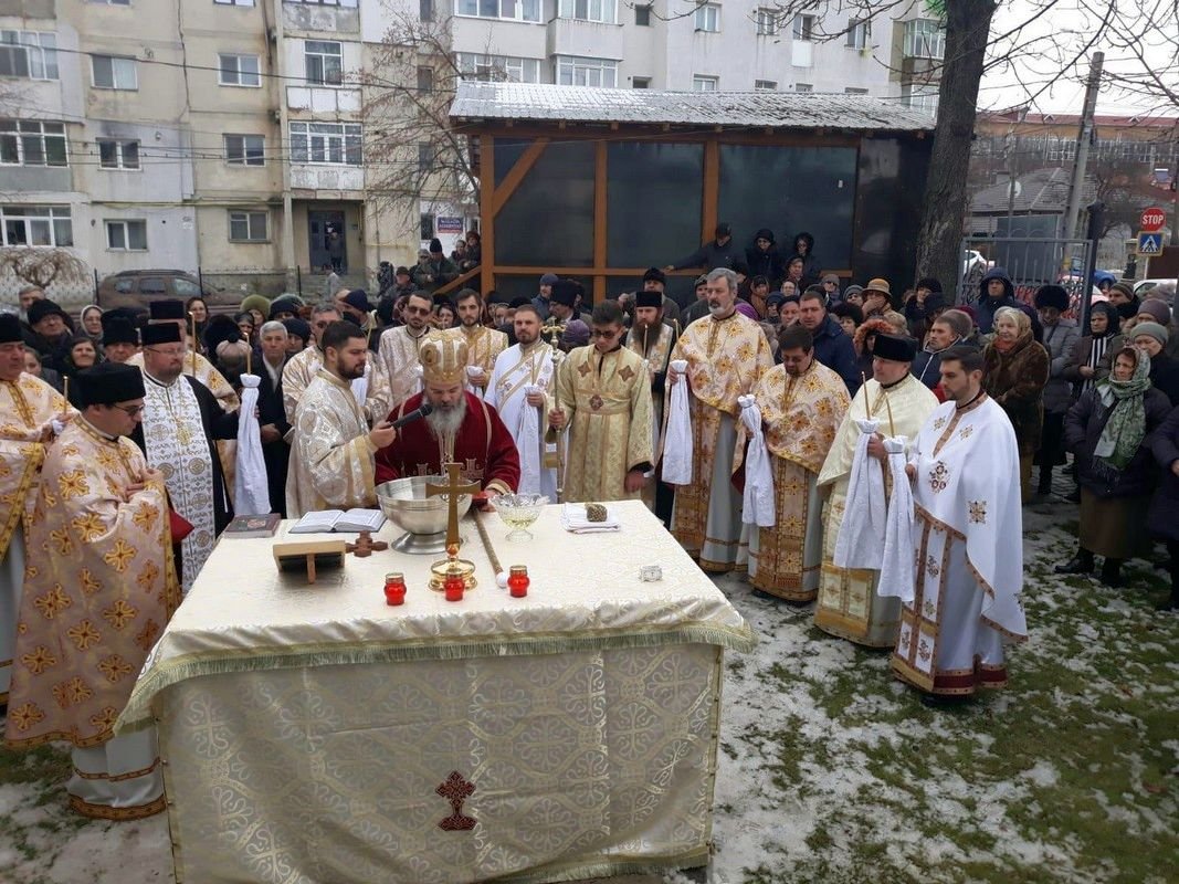 Slujbe arhiereşti în zilele de Crăciun, în Arhiepiscopia Romanului şi Bacăului şi în Episcopia Huşilor 3466