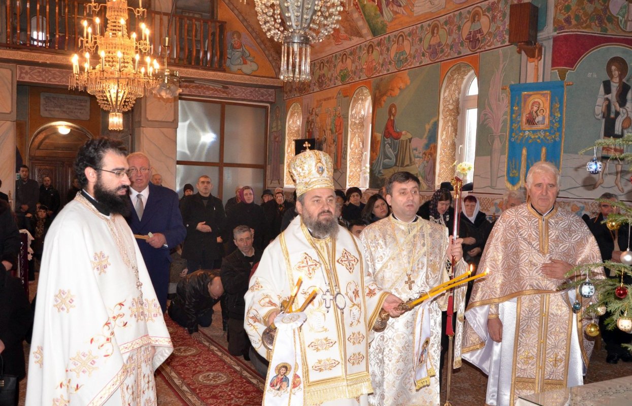 Slujiri arhierești la praznicul Tăierii-împrejur a Mântuitorului și de Sfântul Vasile cel Mare 3372
