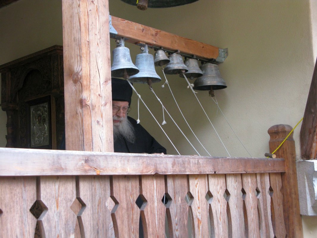 Un an de la mutarea în veşnicie a părintelui arhimandrit Placide Deseille 3281