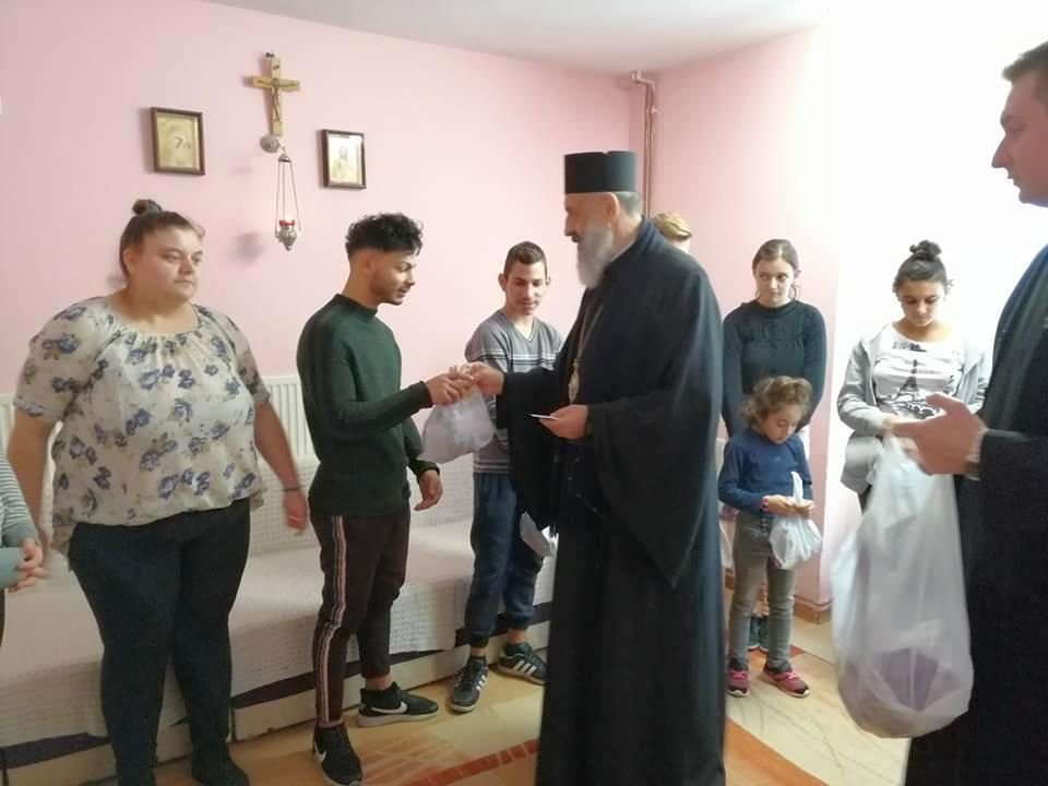 Copiii ocrotiți în cadrul Așezământului social „Sfântul Vasile  cel Mare” din Alba Iulia au primit daruri de sărbători 3240