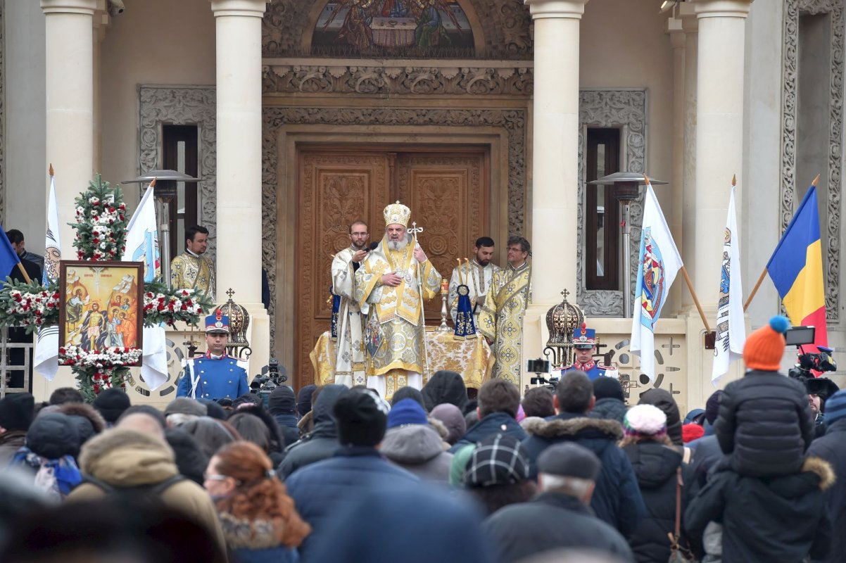 „Mărturisim că apa sfințită este curățitoare spre viață veșnică” 3196