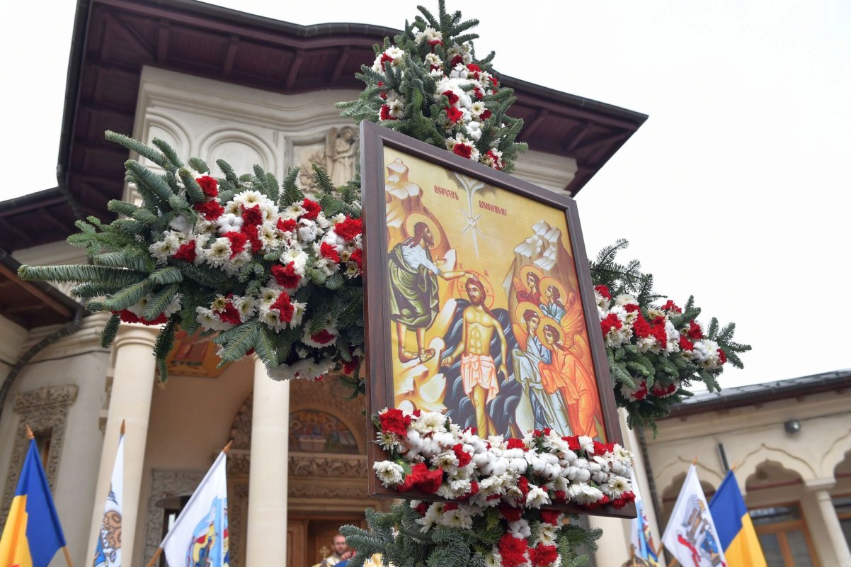 „Mărturisim că apa sfințită este curățitoare spre viață veșnică” 3197