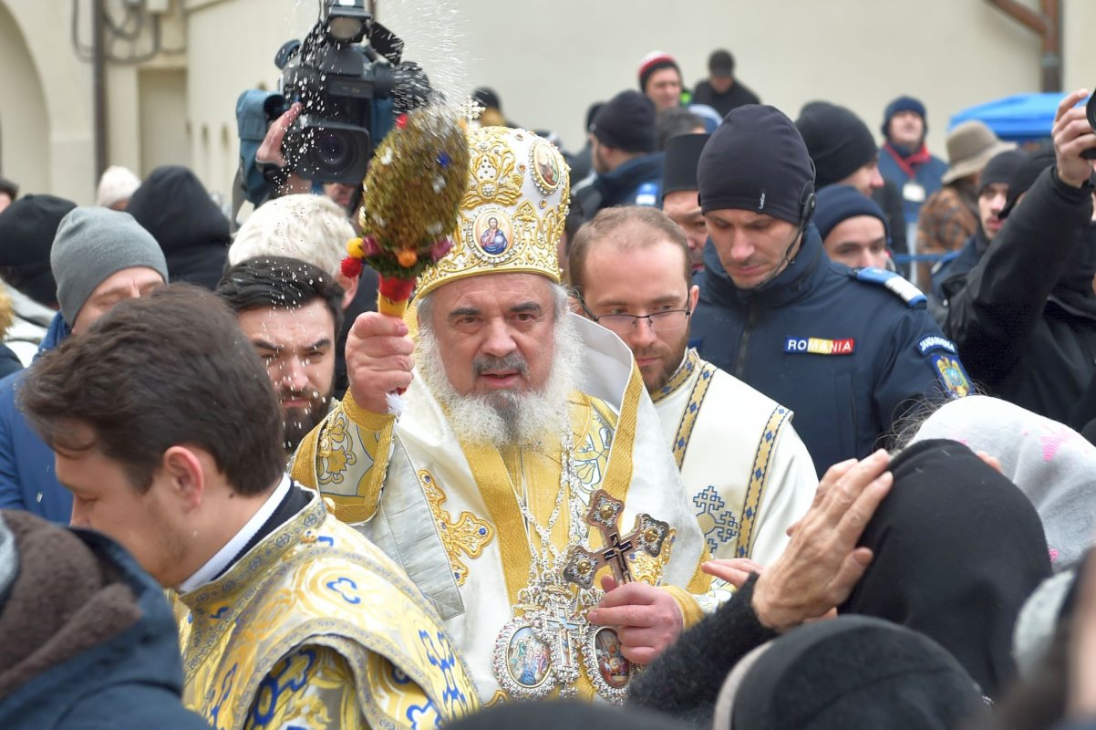 „Mărturisim că apa sfințită este curățitoare spre viață veșnică” 3200