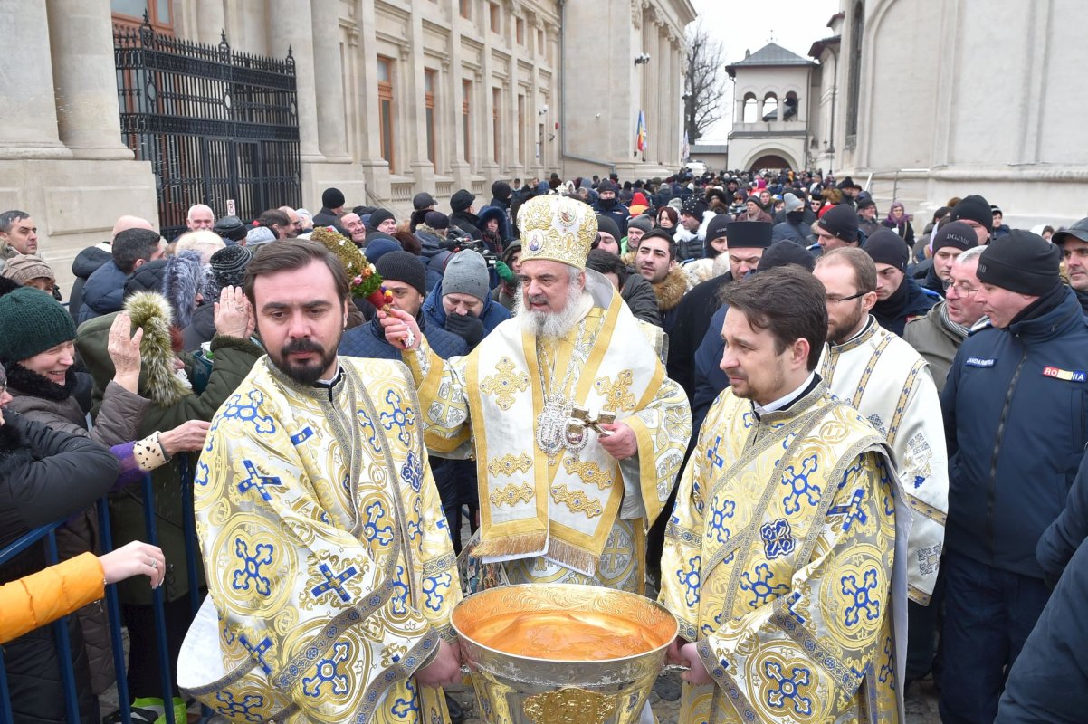 „Mărturisim că apa sfințită este curățitoare spre viață veșnică” 3201