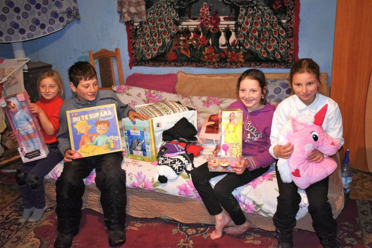 Peste 1000 de copii defavorizați din zonele rurale ale județului Brașov au primit daruri 3167