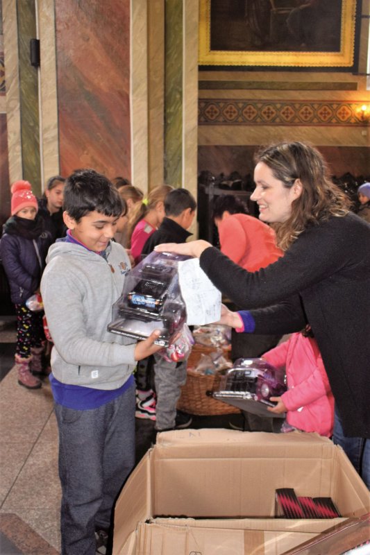 Peste 1000 de copii defavorizați din zonele rurale ale județului Brașov au primit daruri 3168