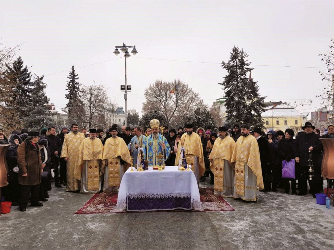 Slujiri arhierești la praznicul Botezului Domnului 3096