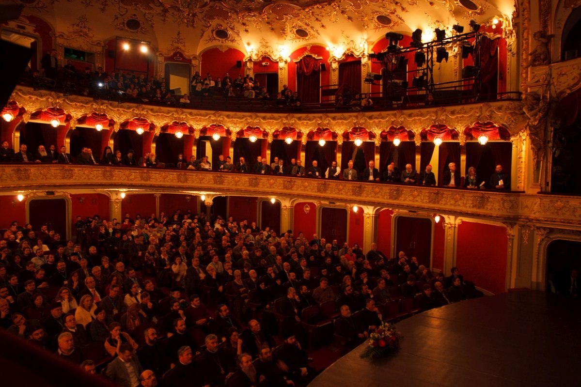 „Cercetători ori oameni de profesie, dorim fiecare să contribuim cu o iotă la viaţa Bisericii” 2910