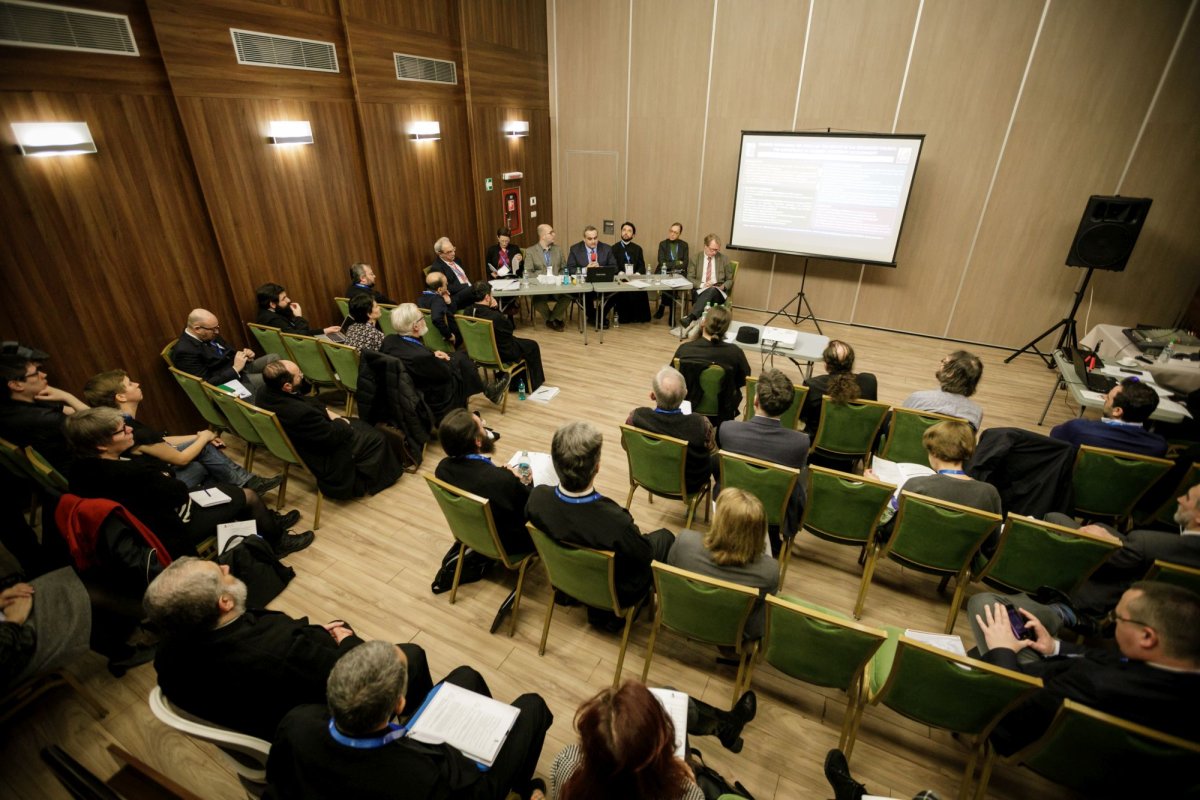 Comunicări ştiinţifice, vernisaj de icoane şi lansări de carte, în cadrul Conferinţei IOTA organizate la Iaşi 2806