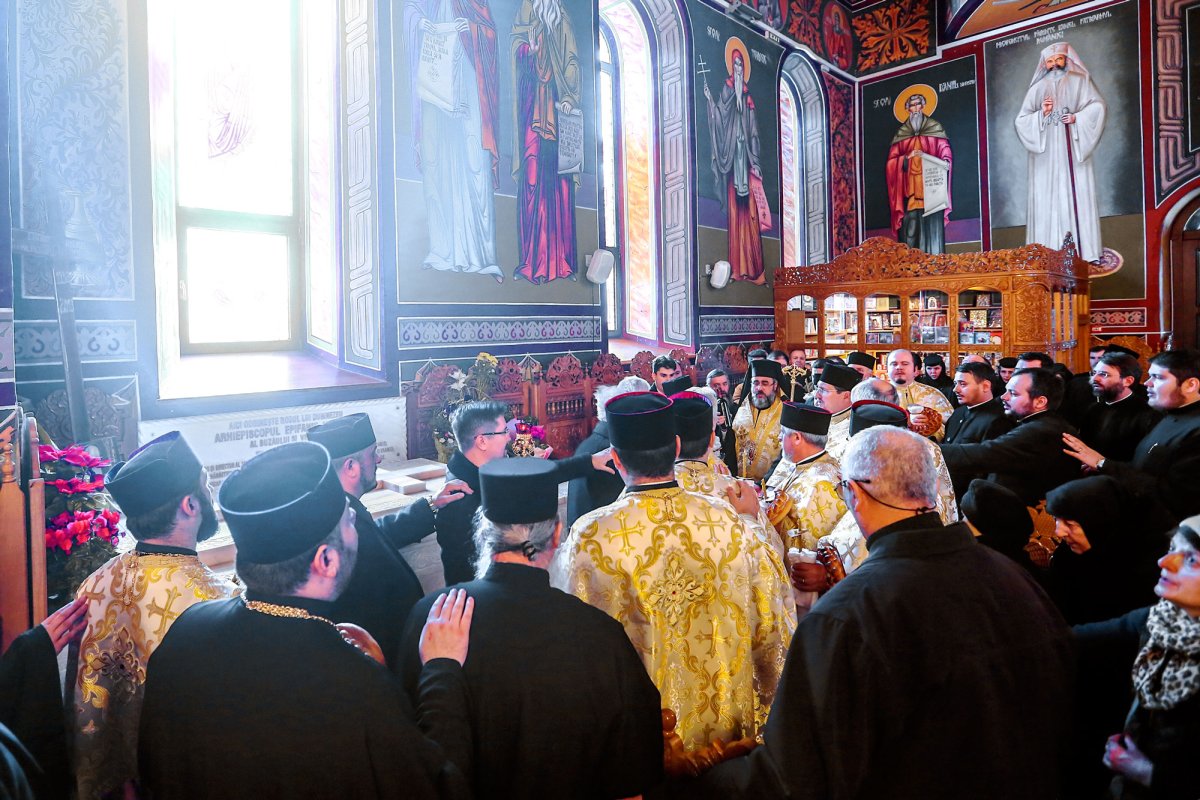 Slujbă de pomenire pentru Arhiepiscopul Epifanie Norocel 2770