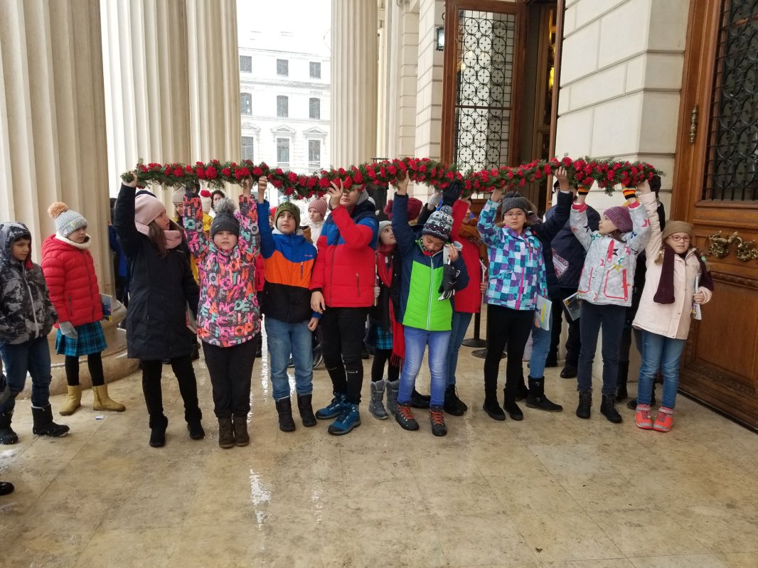 Flori şi poezii la statuia poetului Mihai Eminescu din Bucureşti 2575