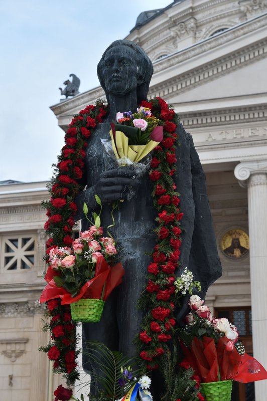 Flori şi poezii la statuia poetului Mihai Eminescu din Bucureşti 2577