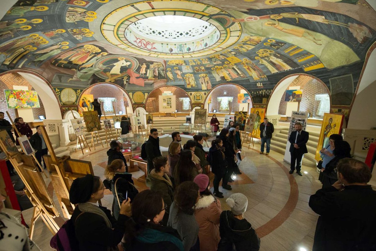 Expoziţii de artă, de restaurare icoană şi carte veche 1719