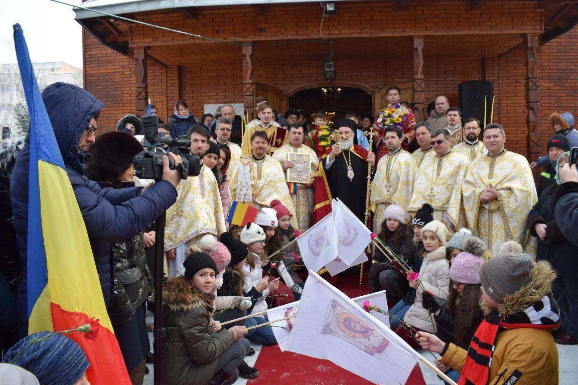 Liturghie arhierească în Parohia „Sfinţii Trei Ierarhi” din Bacău 1713