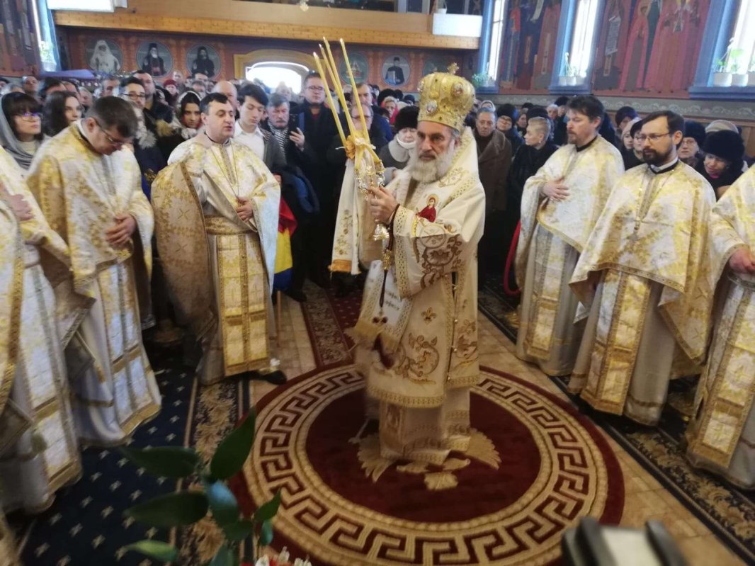 Liturghie arhierească în Parohia „Sfinţii Trei Ierarhi” din Bacău 1715