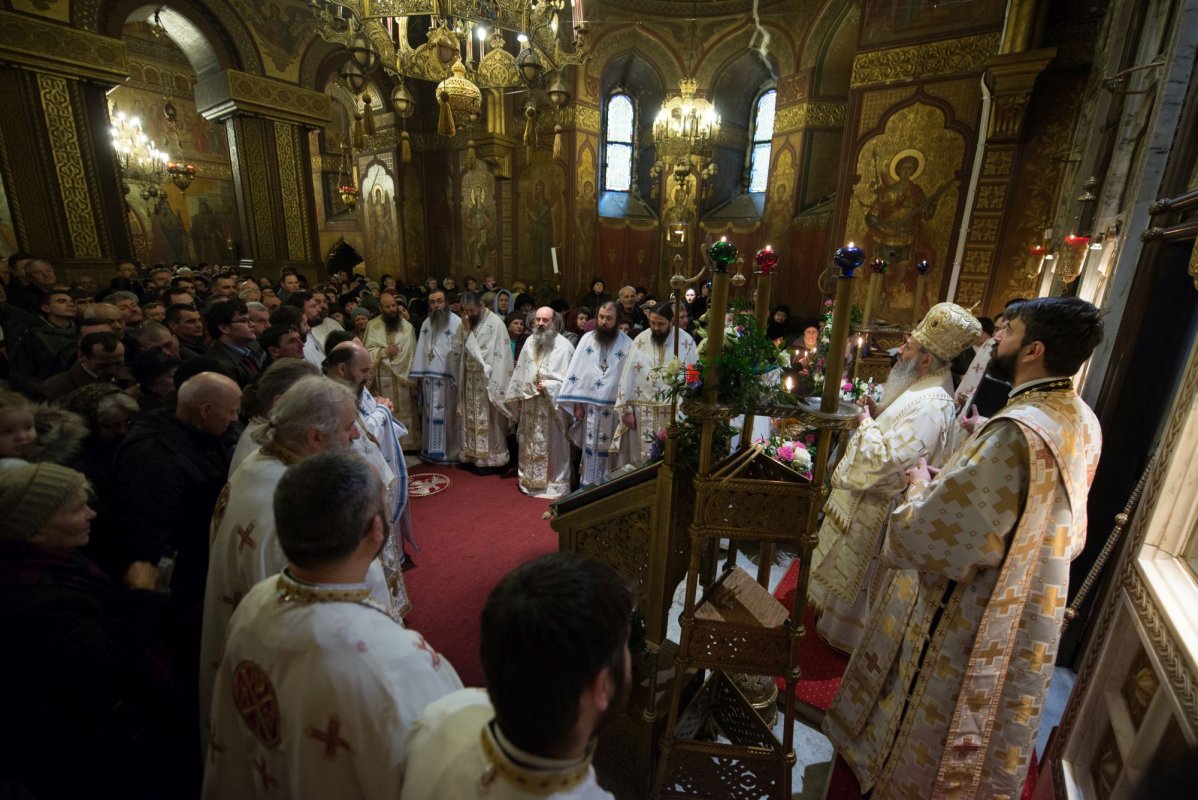 „Având în faţă chipurile Sfinţilor Trei Ierarhi, să luăm aminte la icoana vieţuirii lor” 1652