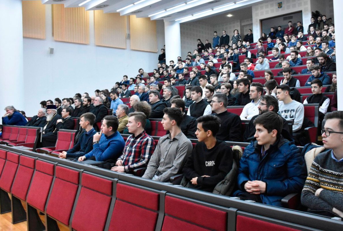 Eveniment în cinstea Sfinţilor Trei Ierarhi, la Facultatea de Teologie Ortodoxă clujeană 1698