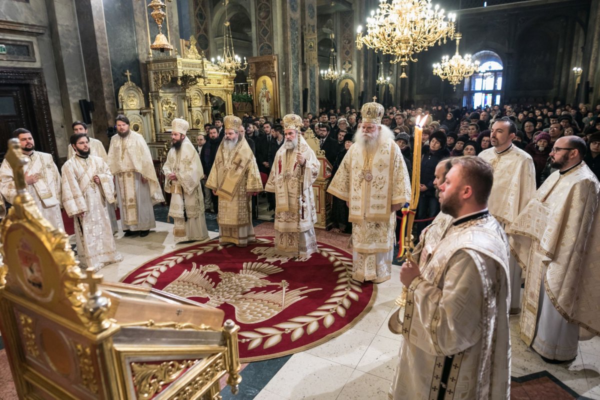 Patru ierarhi prezenţi la hramul Facultăţii de Teologie Ortodoxă „Dumitru Stăniloae” din Iaşi 1653