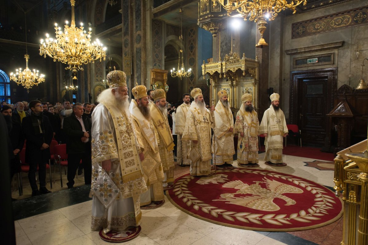 7 arhierei şi zeci de preoţi, la hramul istoric al Catedralei Mitropolitane din Iaşi 1412
