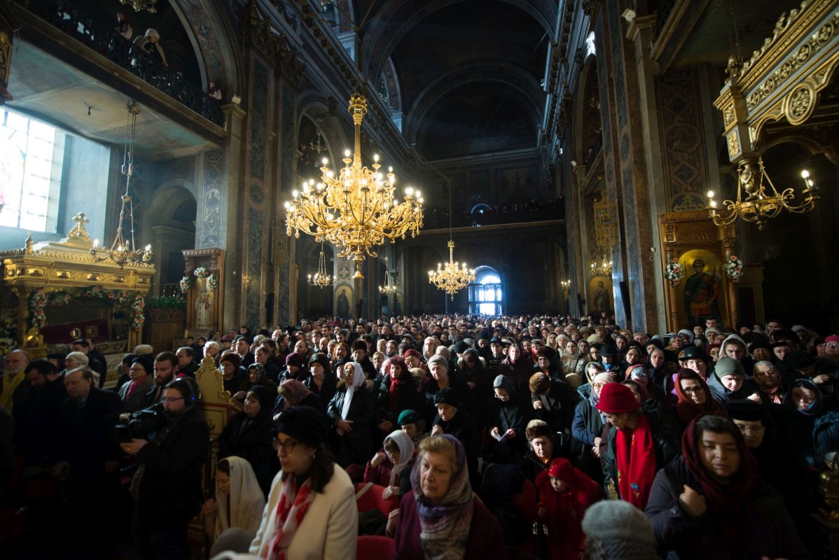 7 arhierei şi zeci de preoţi, la hramul istoric al Catedralei Mitropolitane din Iaşi 1414