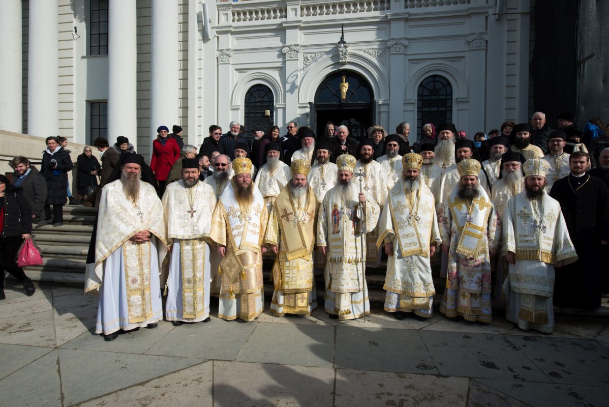 7 arhierei şi zeci de preoţi, la hramul istoric al Catedralei Mitropolitane din Iaşi 1417