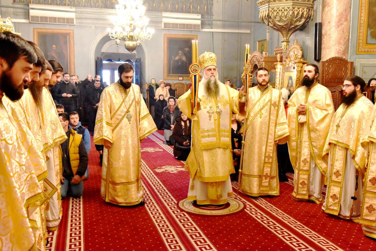 Liturghii arhiereşti la Jitianu, Râmnic şi Gura Motrului 1352