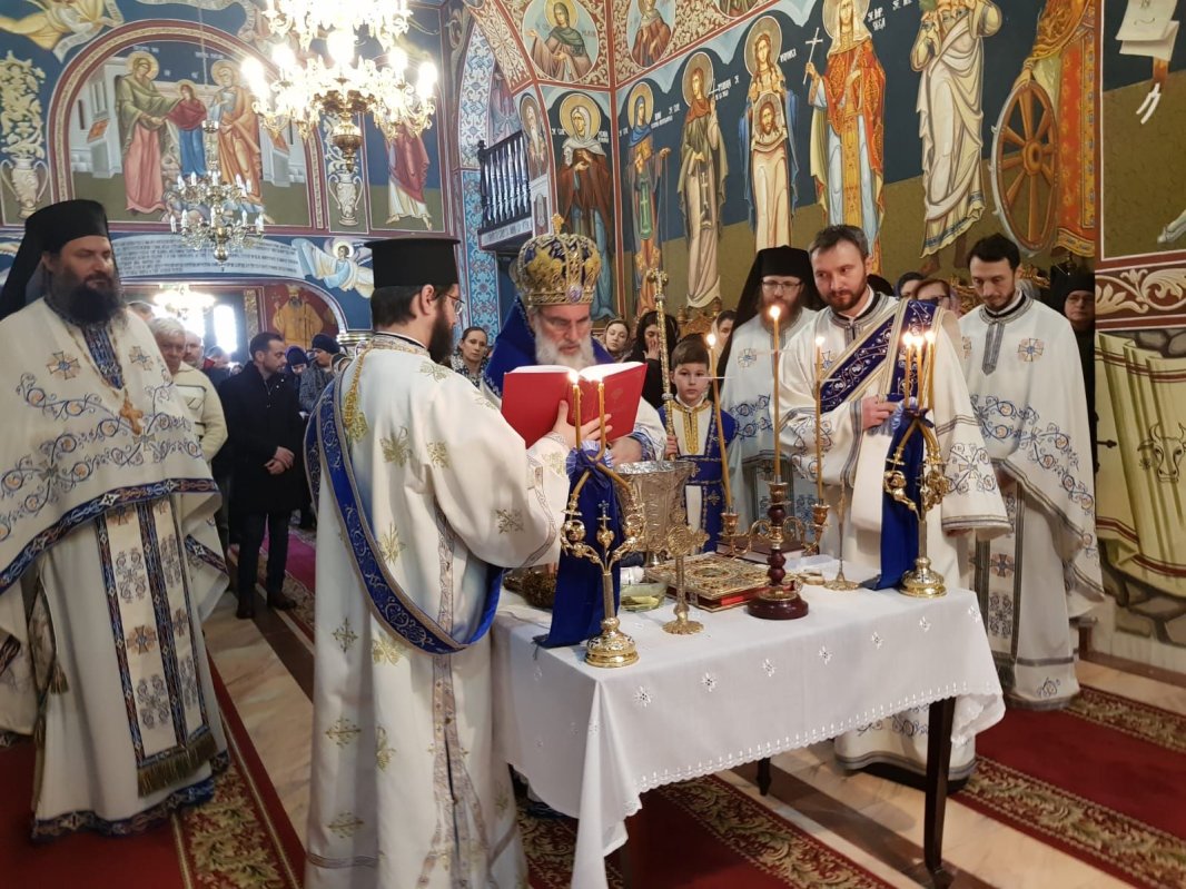 Slujbe arhiereşti la Tisa Silvestri şi la Huşi 1325