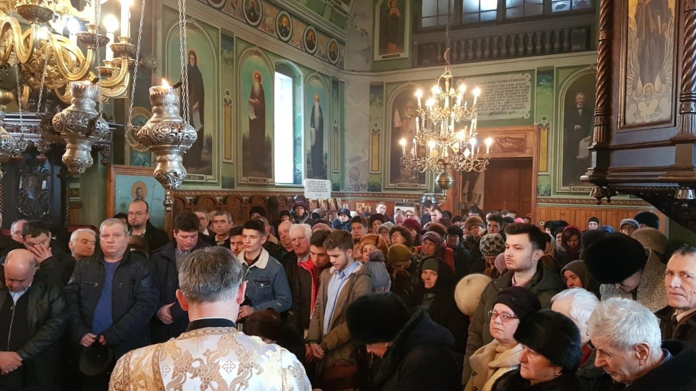 Slujbe arhiereşti la Tisa Silvestri şi la Huşi 1326
