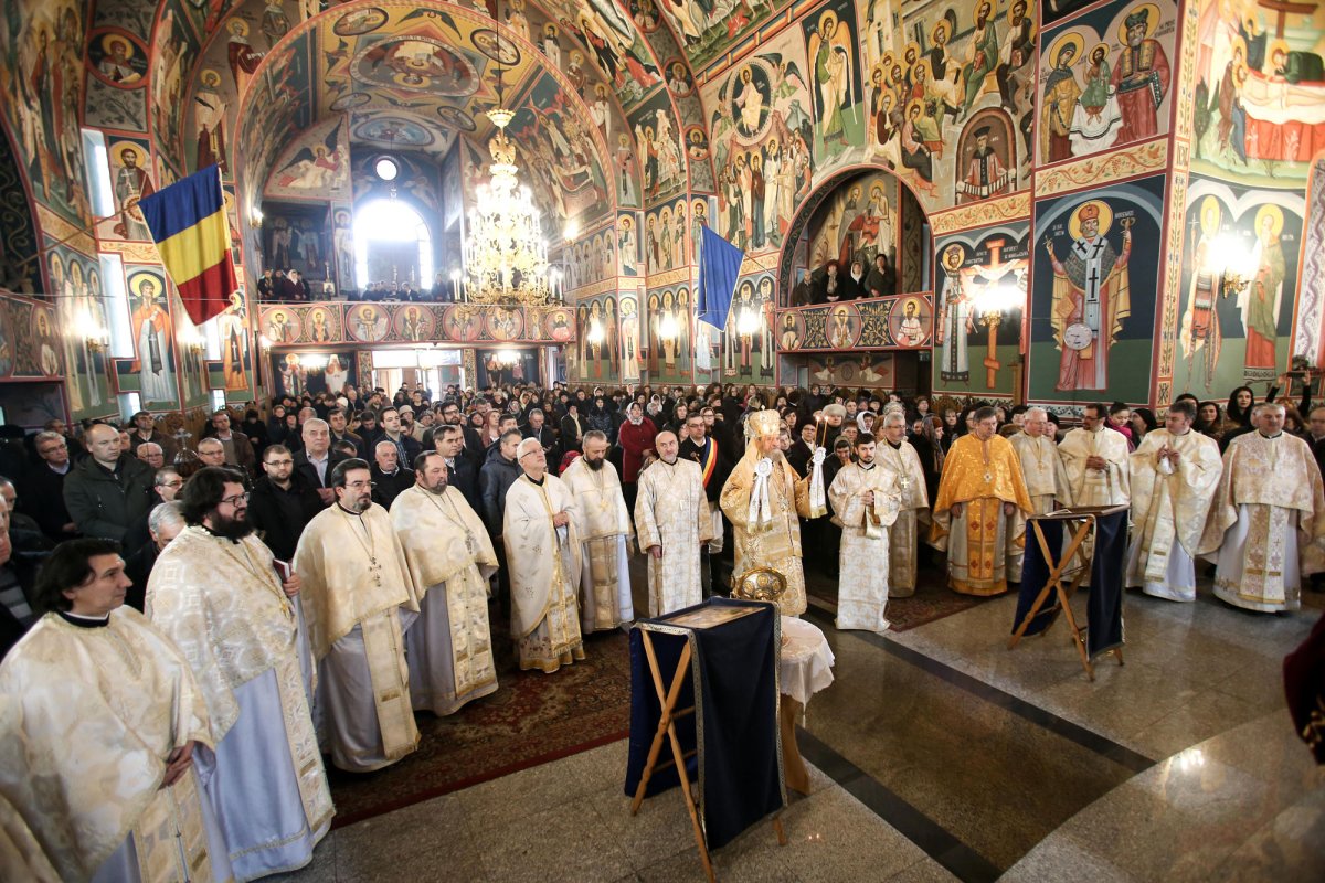 Slujiri arhiereşti în Duminica a 32-a după Rusalii 1334