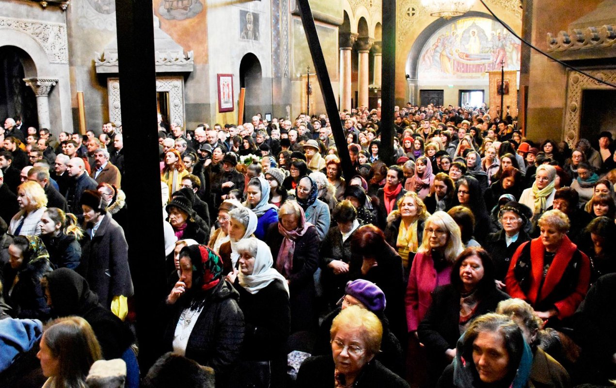 Slujiri arhiereşti în Duminica a 32-a după Rusalii 1342