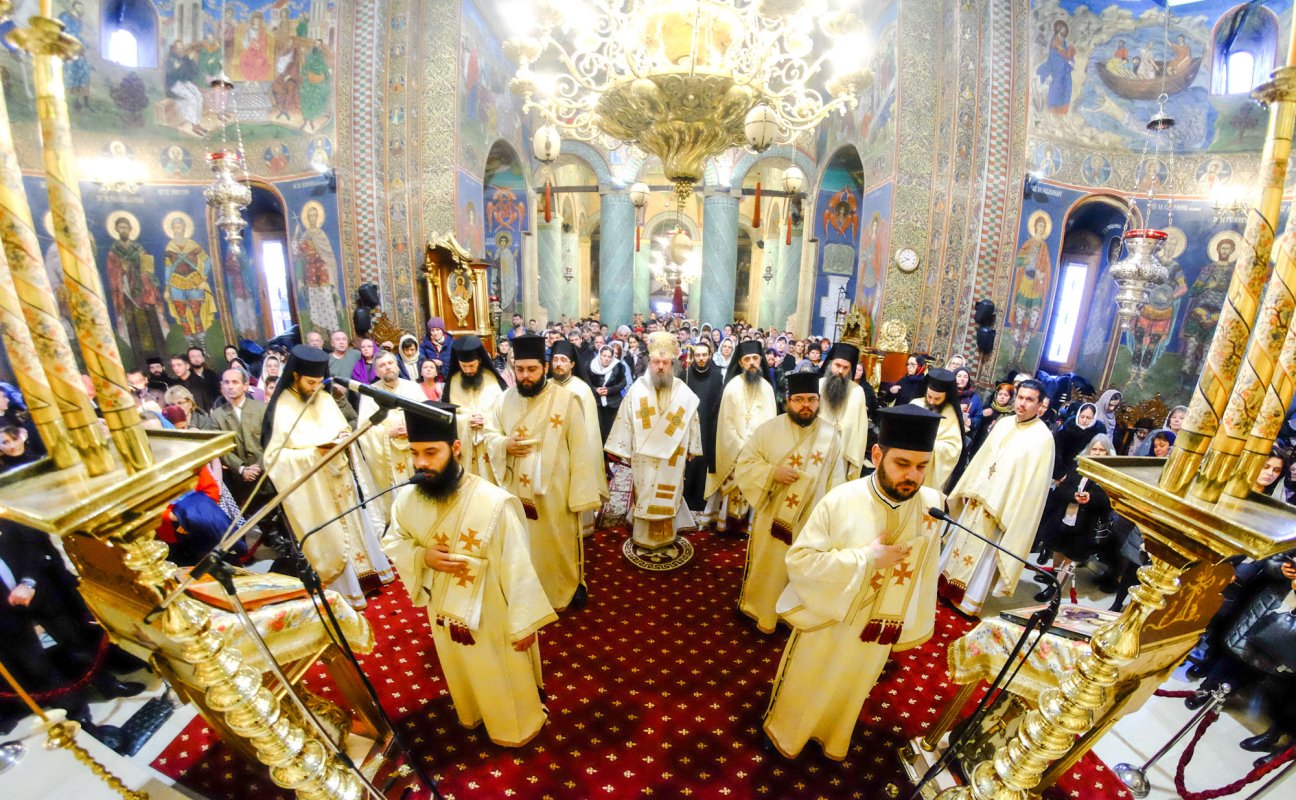 Slujiri arhiereşti la două biserici emblematice din Bucureşti 1389