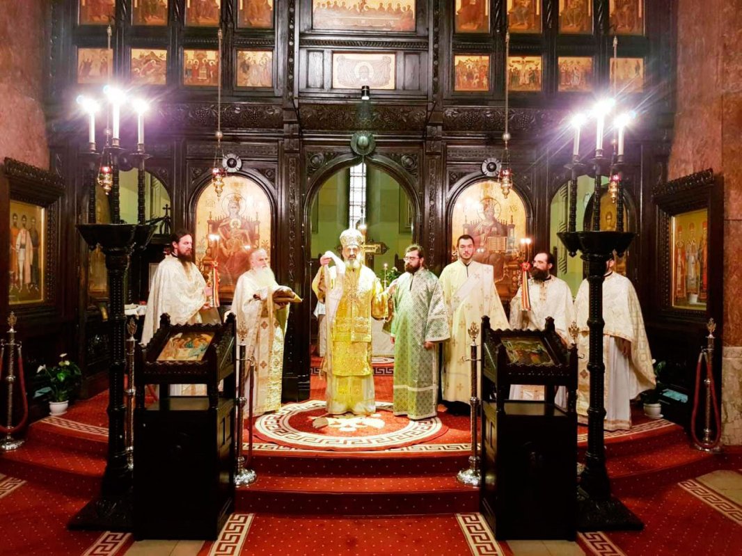 Slujire arhierească la Catedrala din Alba Iulia 988