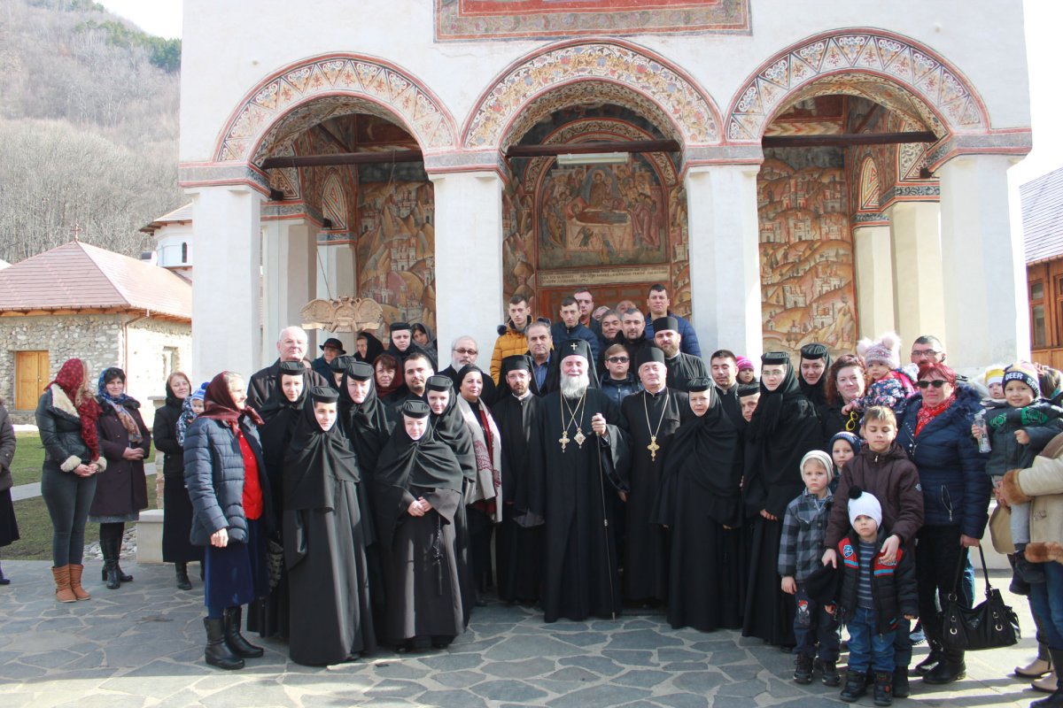 Liturghii arhiereşti la Polovragi şi Râmnic 891