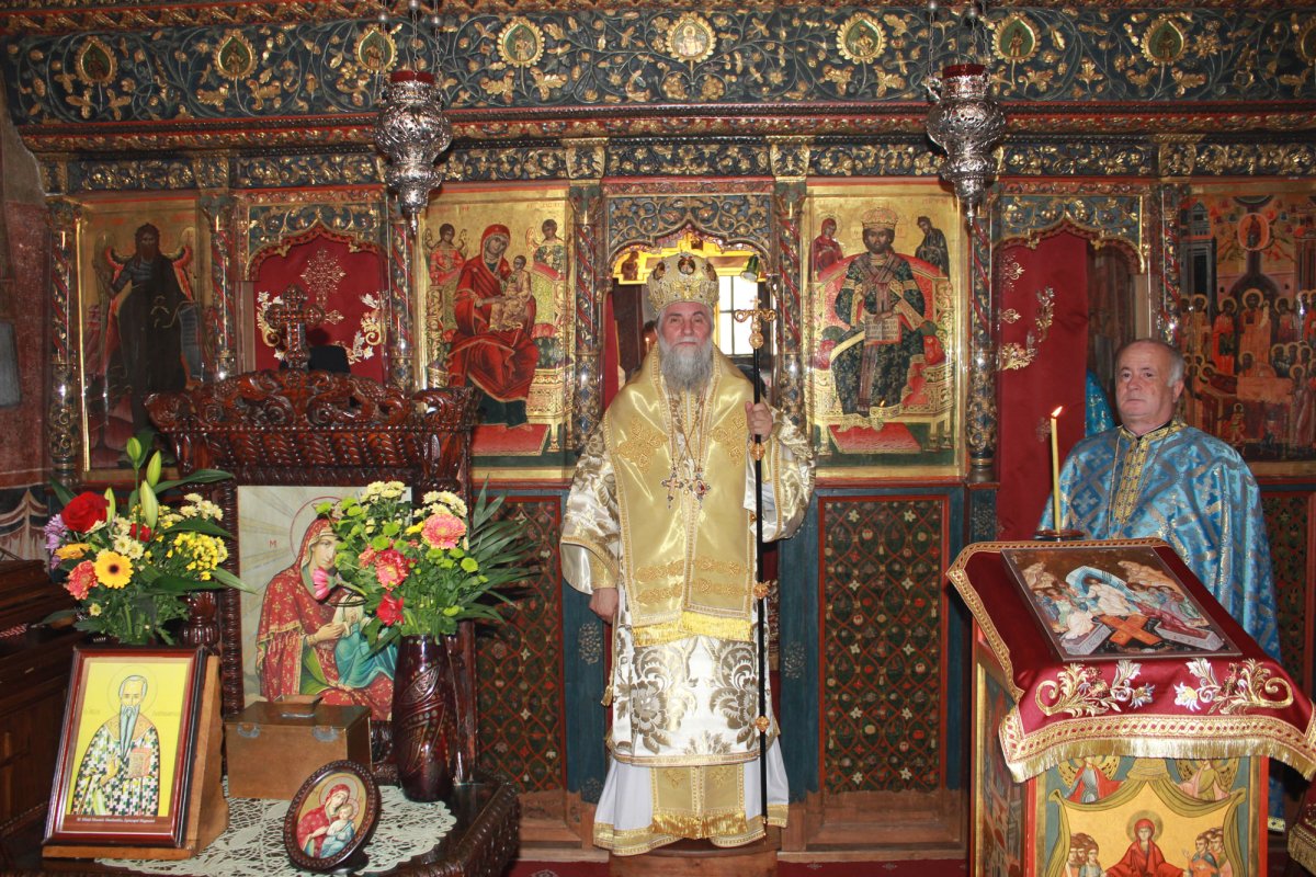 Liturghii arhiereşti la Polovragi şi Râmnic 893