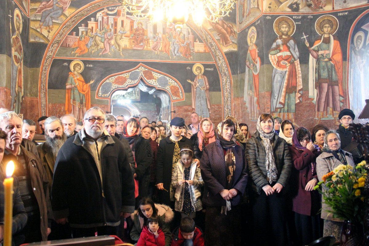 Liturghii arhiereşti la Polovragi şi Râmnic 895
