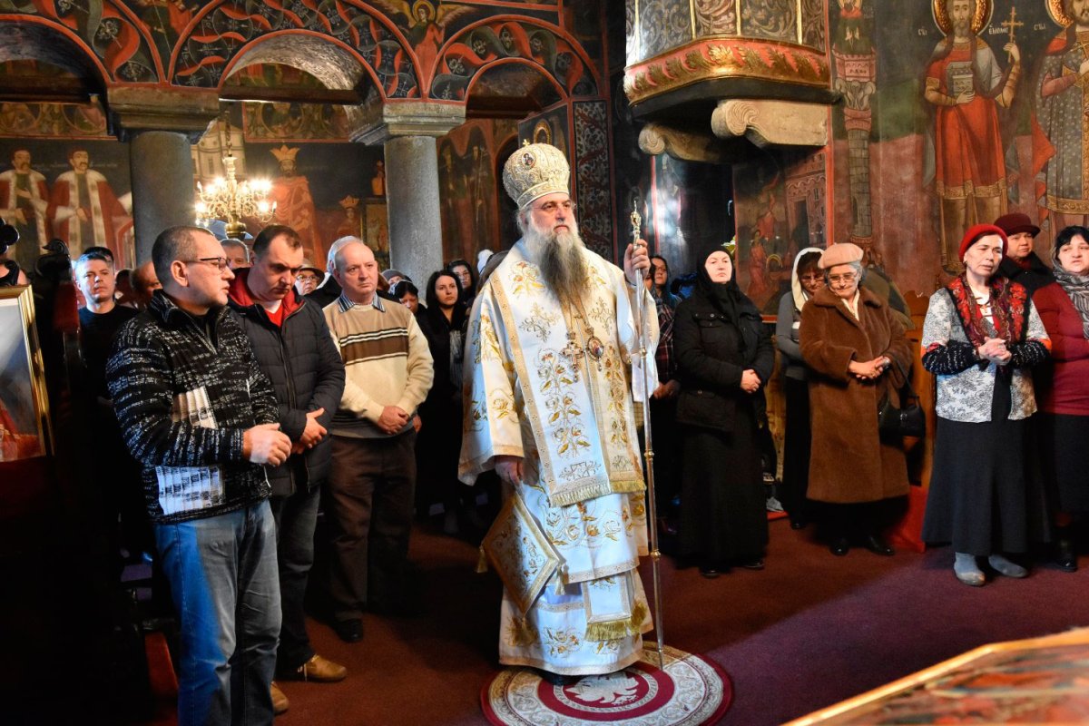 Liturghii arhiereşti la Polovragi şi Râmnic 896