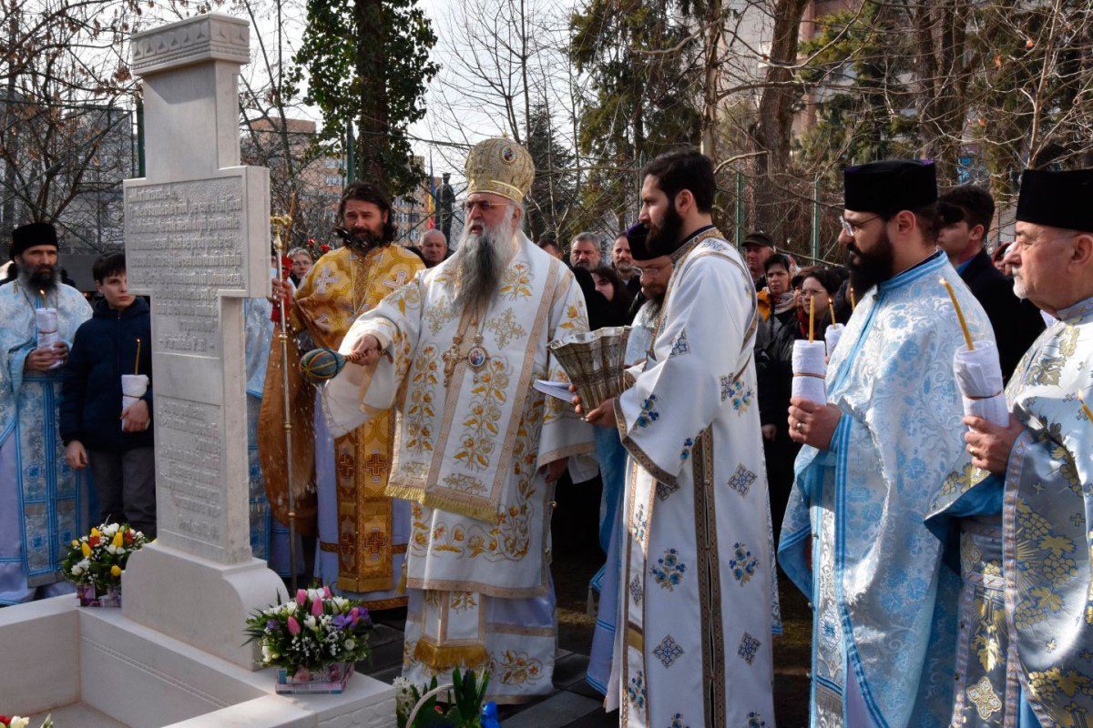 Liturghii arhiereşti la Polovragi şi Râmnic 897