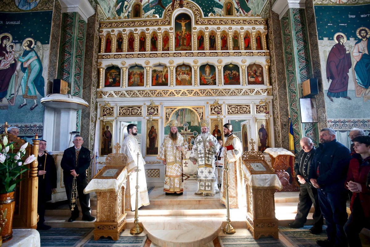 Slujiri arhiereşti în Duminica a 17-a după Rusalii 879