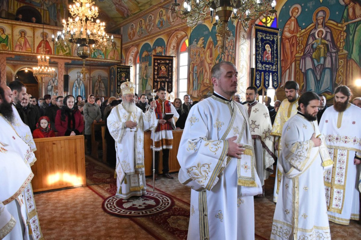 Slujiri arhiereşti în Duminica a 17-a după Rusalii 880