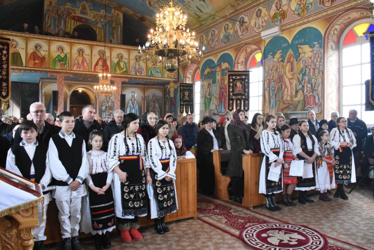 Slujiri arhiereşti în Duminica a 17-a după Rusalii 881