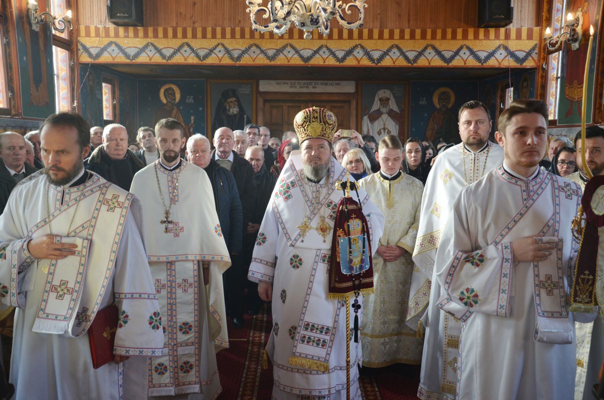 Slujiri arhiereşti în Duminica a 17-a după Rusalii 882