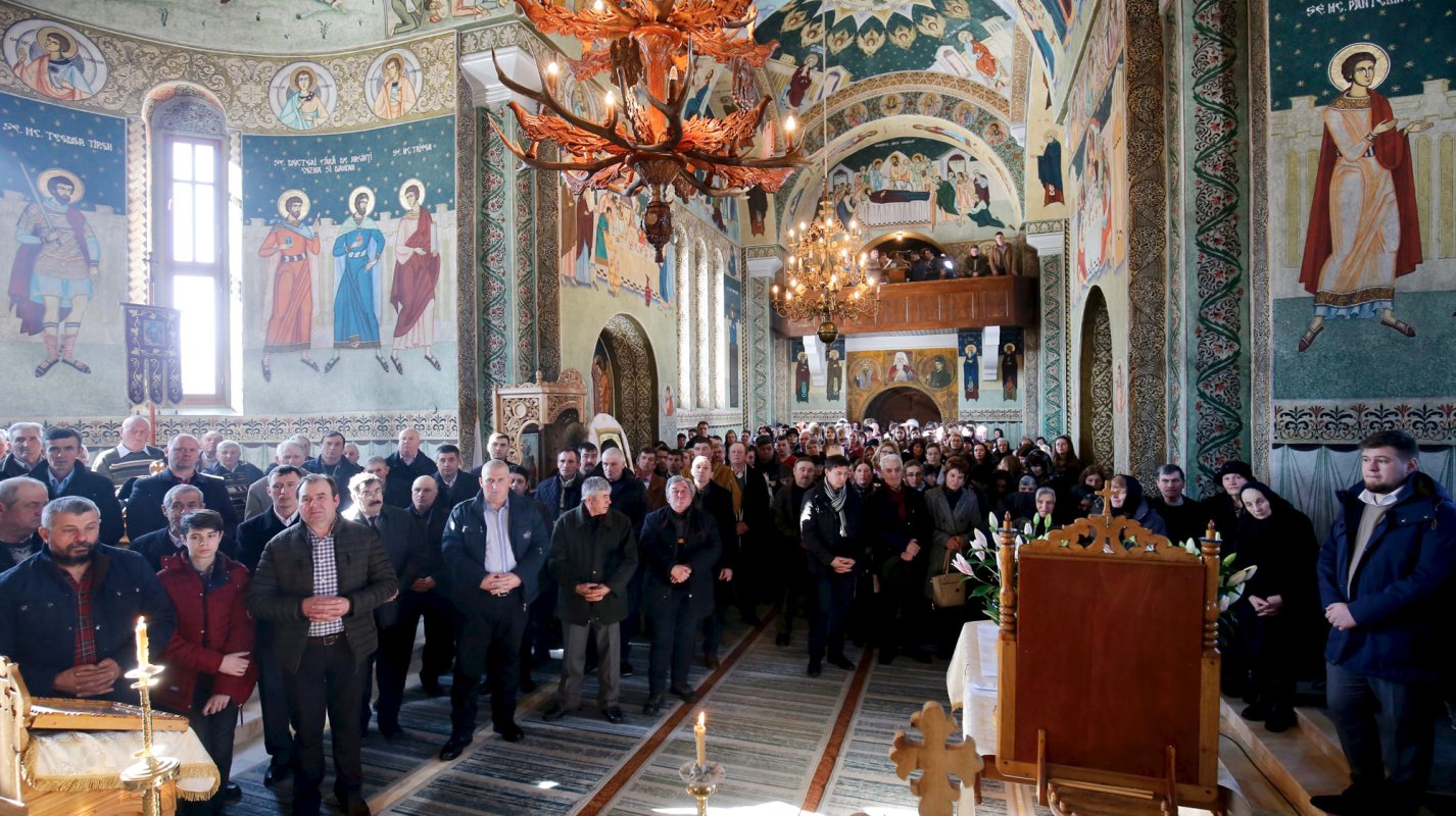 Slujiri arhiereşti în Duminica a 17-a după Rusalii 883