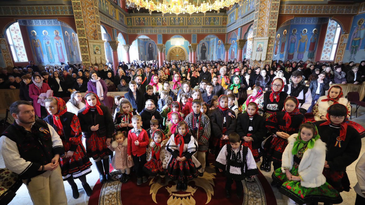 Slujiri arhiereşti în Duminica a 17-a după Rusalii 884