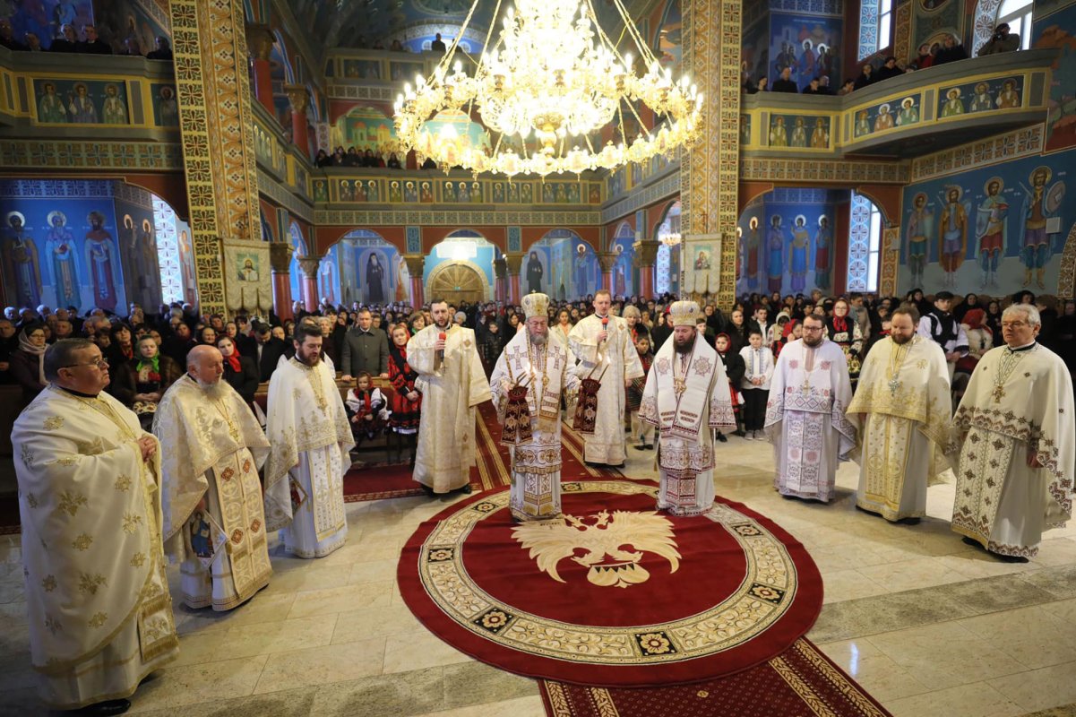 Slujiri arhiereşti în Duminica a 17-a după Rusalii 887