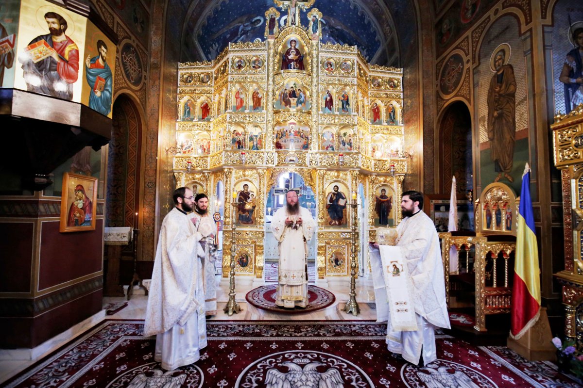 Slujiri arhiereşti în Duminica a 33-a după Rusalii 556